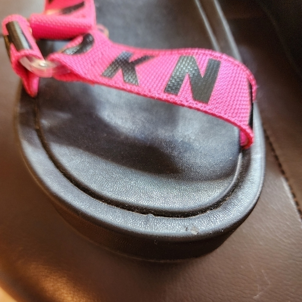 DKNY Logo Ayli Women's Platform Strappy Sandals Size 7 Hot Pink/Black - Picture 2 of 5
